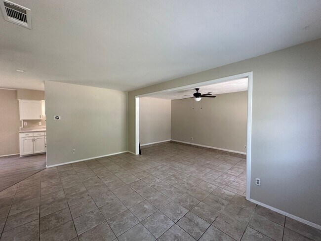 Building Photo - Freshly updated and Move in ready!