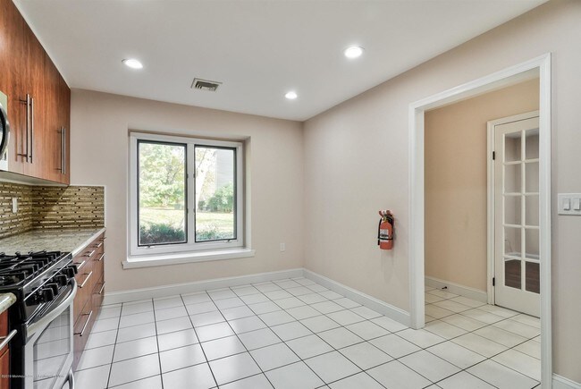 Building Photo - 201 Pear Dr
