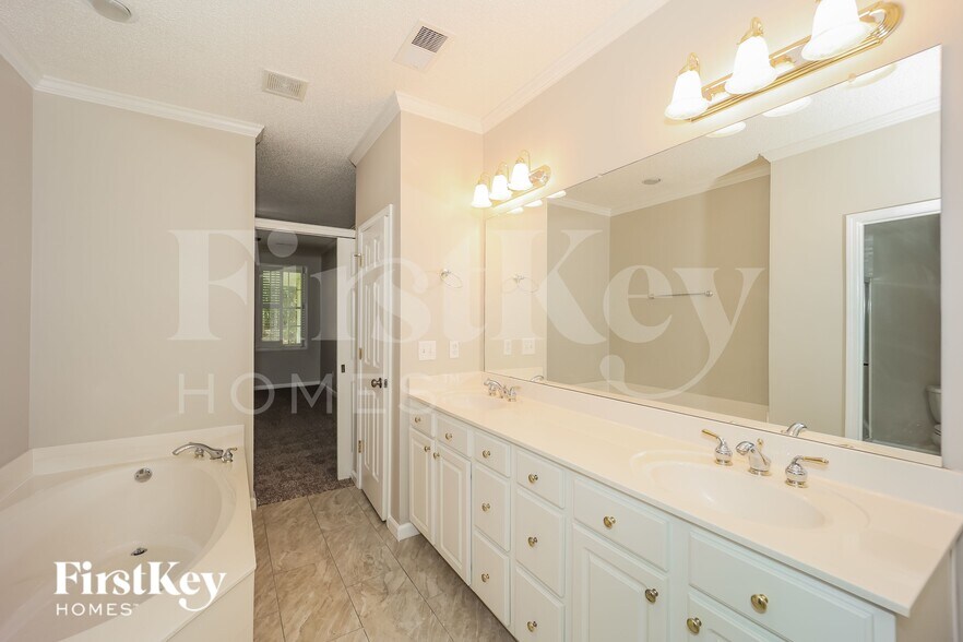 Building Photo - 17 Arbor Way