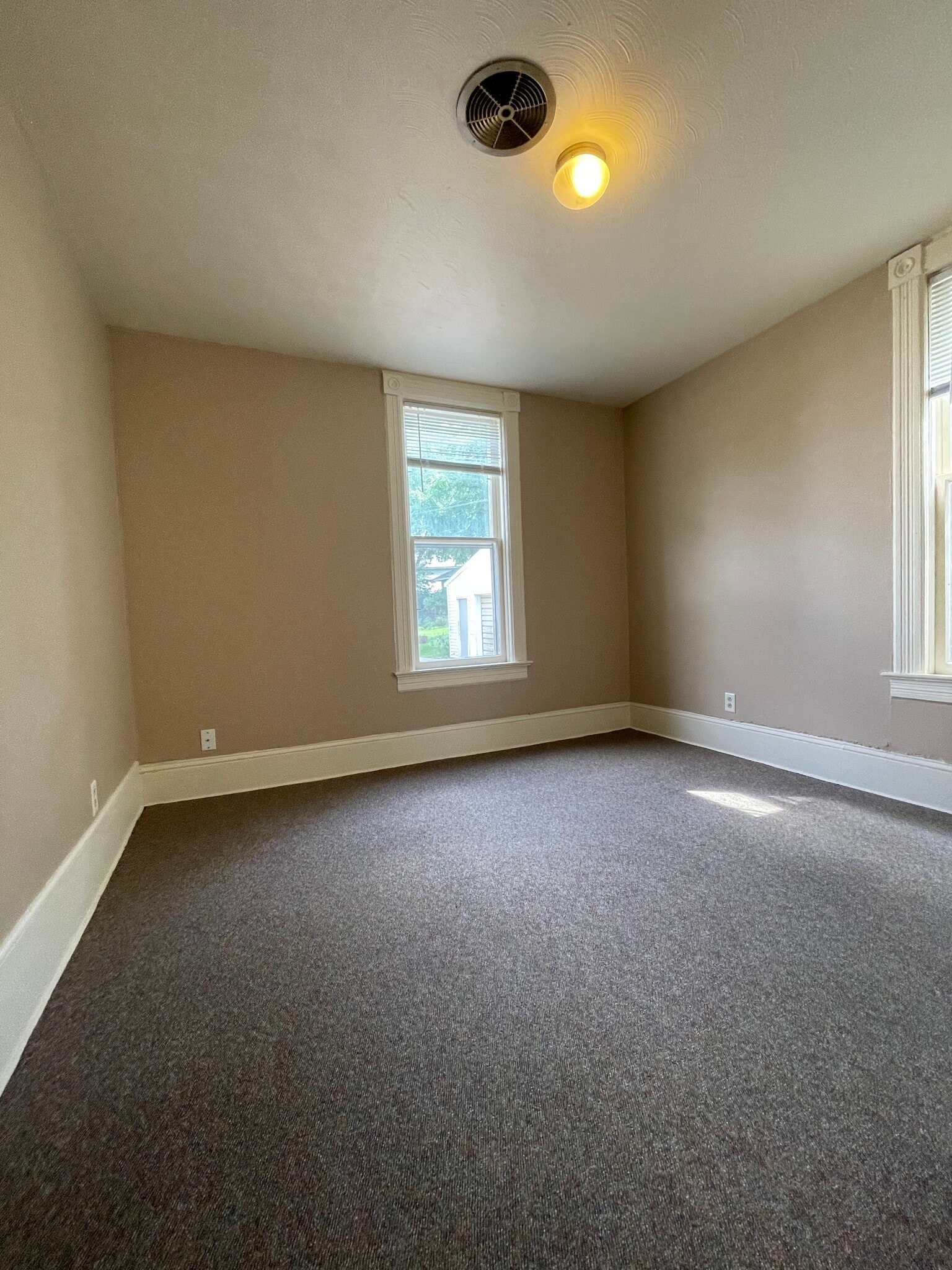 Bedroom - 1023 E Grand Ave
