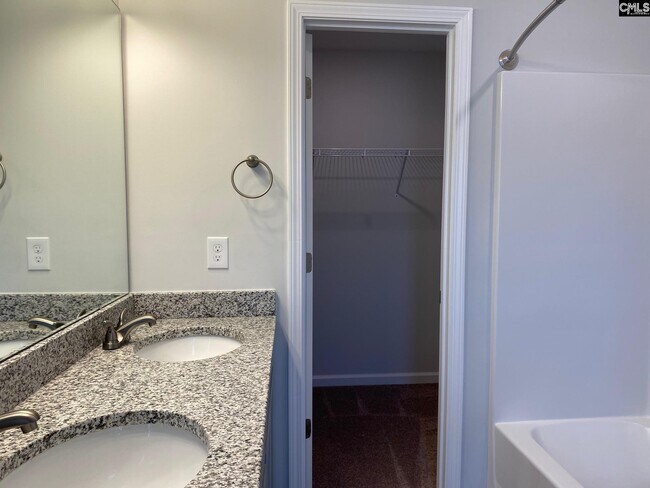 Building Photo - 220 Bluewing Dr