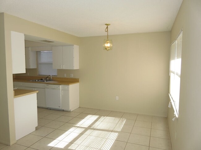 Building Photo - Centrally located 2/2