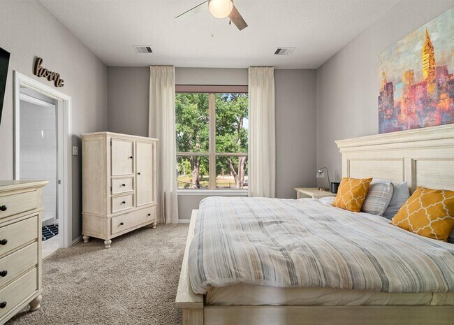 Building Photo - 5003 Lehman Oaks Dr