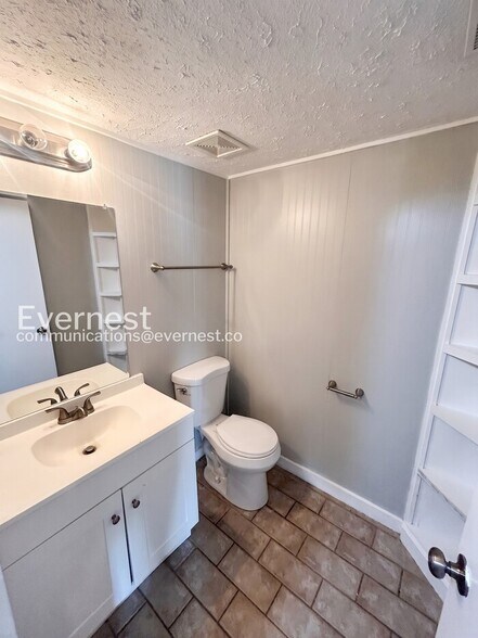 Building Photo - 811 Glade View Ct