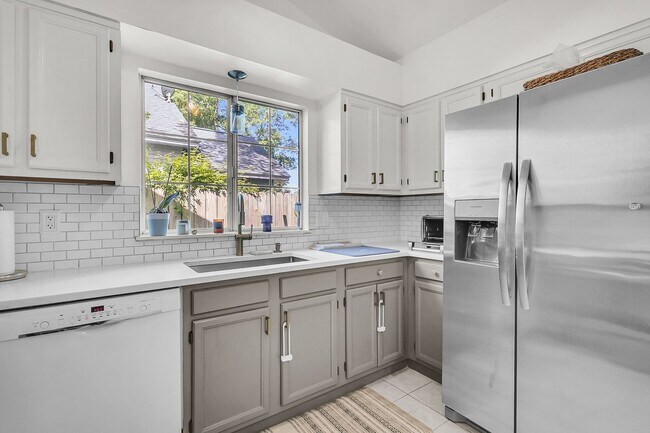 Building Photo - Charming 3 Bedroom, 2 Bath Home off of Longpoint in Mount Pleasant!