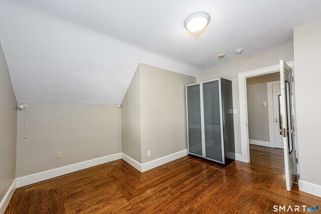 Building Photo - 186 School St