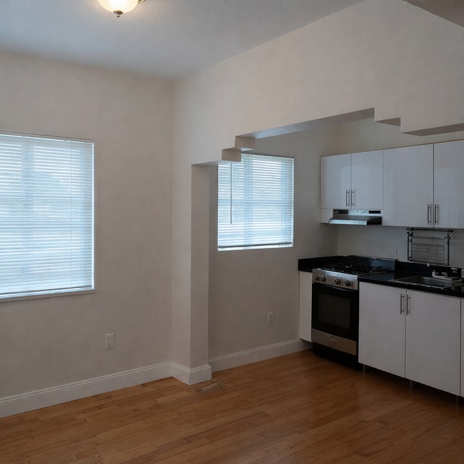 Building Photo - BGG 8415