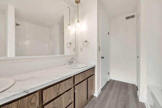 Building Photo - 1628-1628 Madras St SE