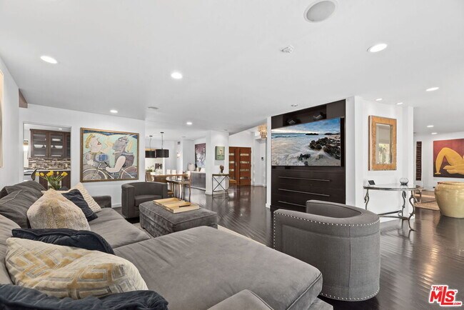 Building Photo - 8405 Edwin Dr