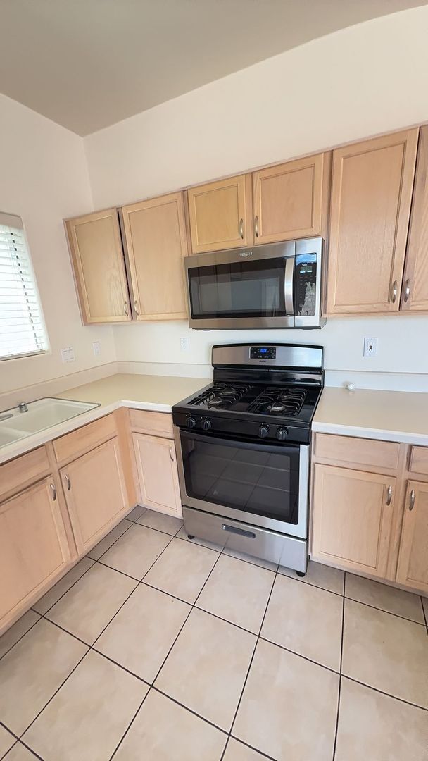 Building Photo - 10110 N Bighorn Butte Dr