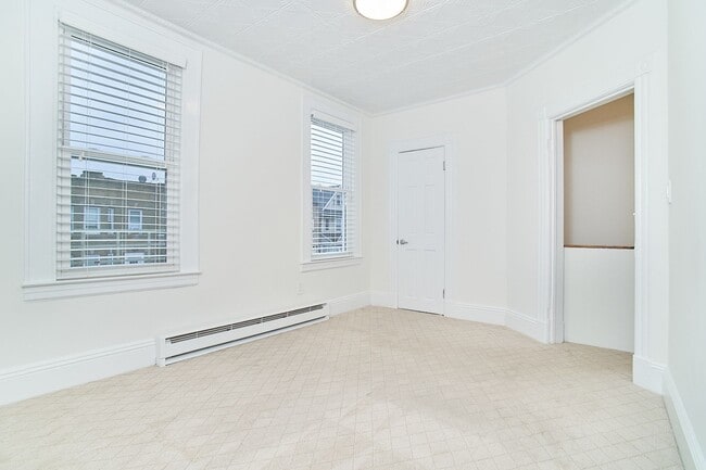 Building Photo - Beautiful 1 Bedroom Apartment in Kensington Townhouse!
