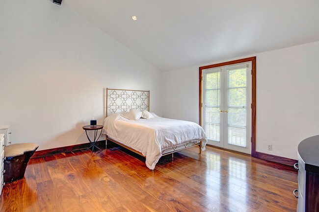 Building Photo - 1531 Marmont Ave