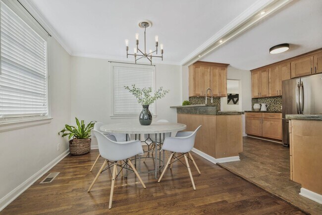Building Photo - Charming cottage in Inglewood section of E...