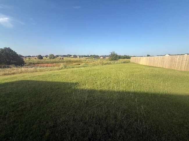 Building Photo - 9544 Monterey Dr