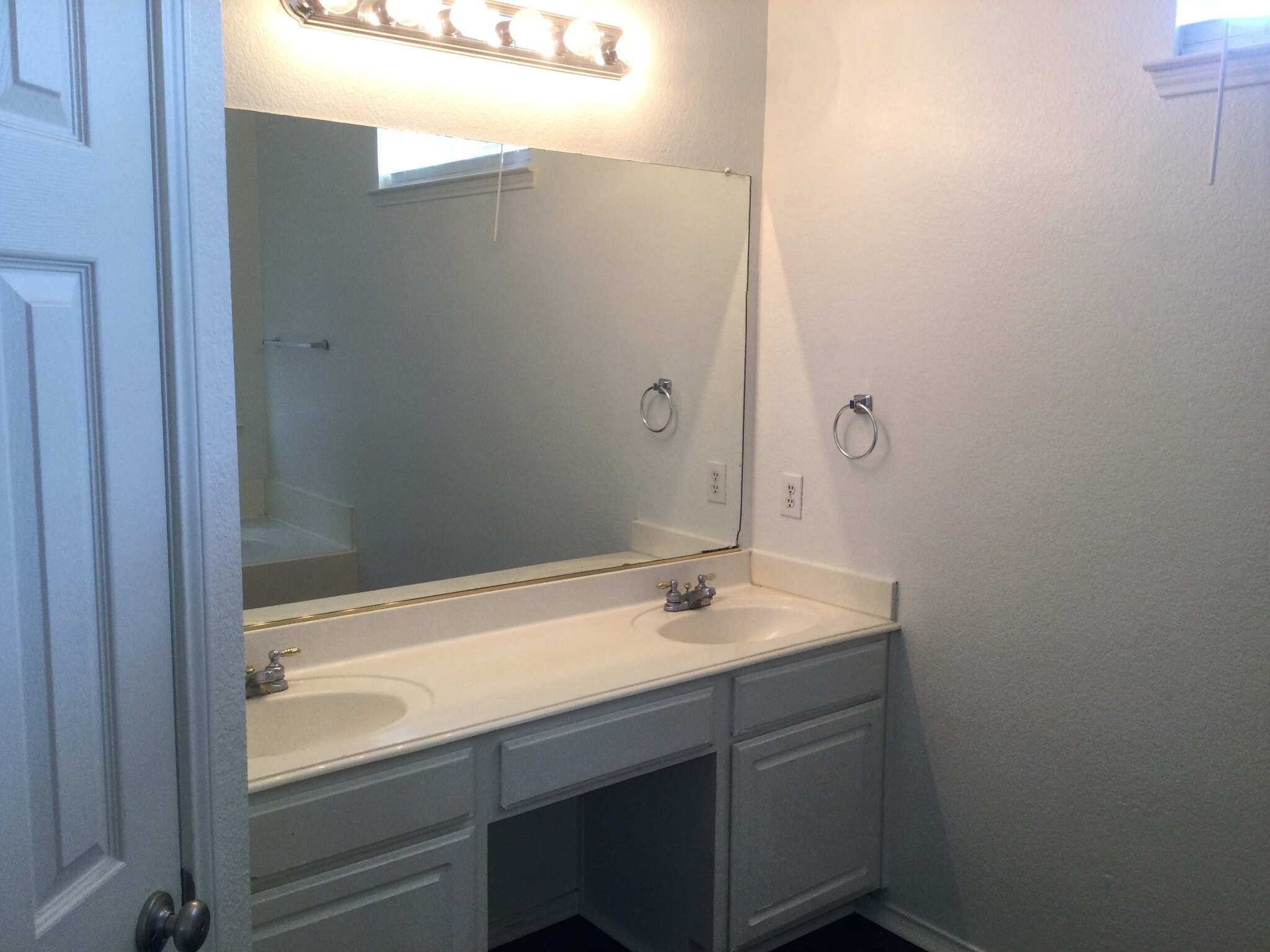 Building Photo - 300 Trailwood Dr