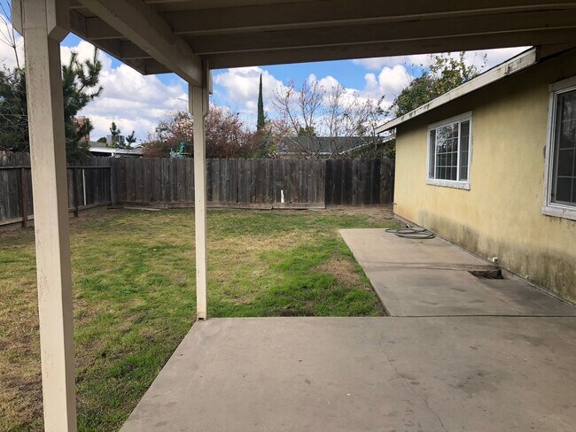 Building Photo - Walking distance to CSU Stanislaus