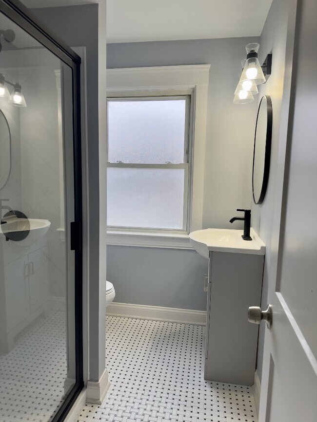 Building Photo - 2407 Woodmere Dr