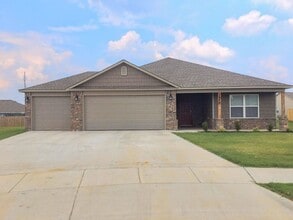 Building Photo - Large 4 Bedroom Home w/3 car Garage and Hu...