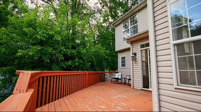 Building Photo - 531 Primrose Ln