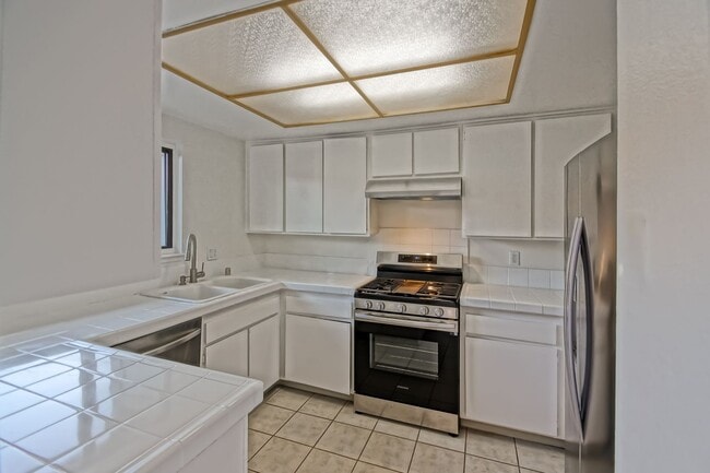 Building Photo - Bright & Airy, End-Unit 3BR2.5BA Townhouse w/ 2-Car Garage in Beautiful Gated Community w/ Pool &...