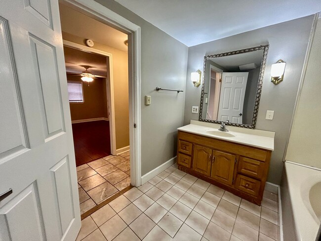 Building Photo - 2 Bedroom in Richmond! - Water Included!