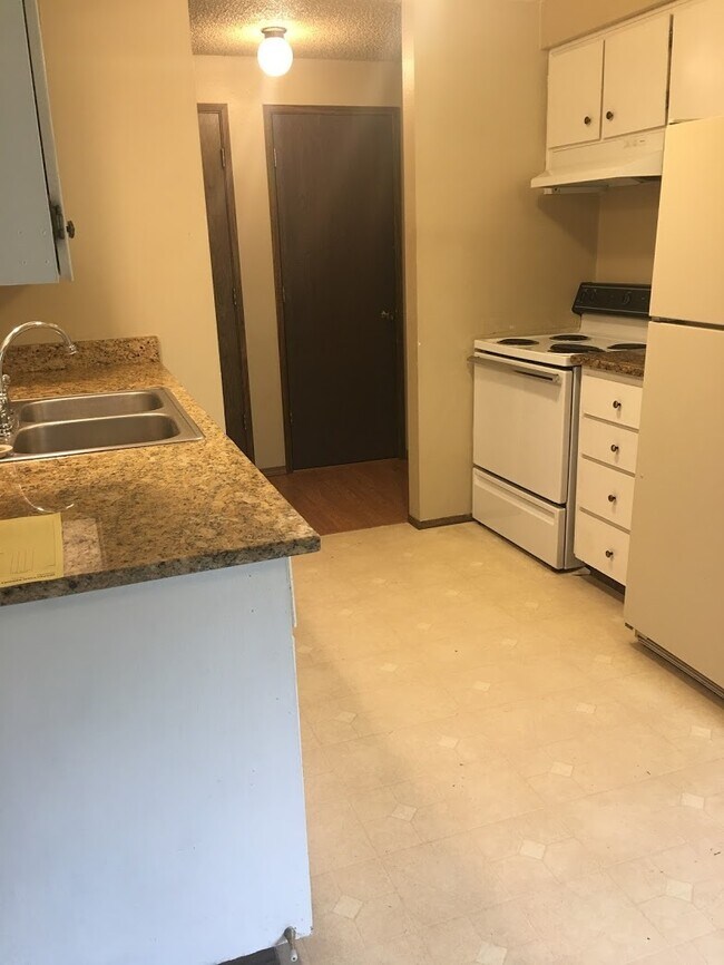 Building Photo - Charming Pet-Friendly Junction City Home with Yard & Garage