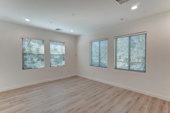 Building Photo - 5550 N 16th St