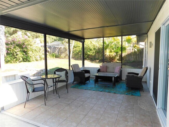 Building Photo - 552 Hammock Dr
