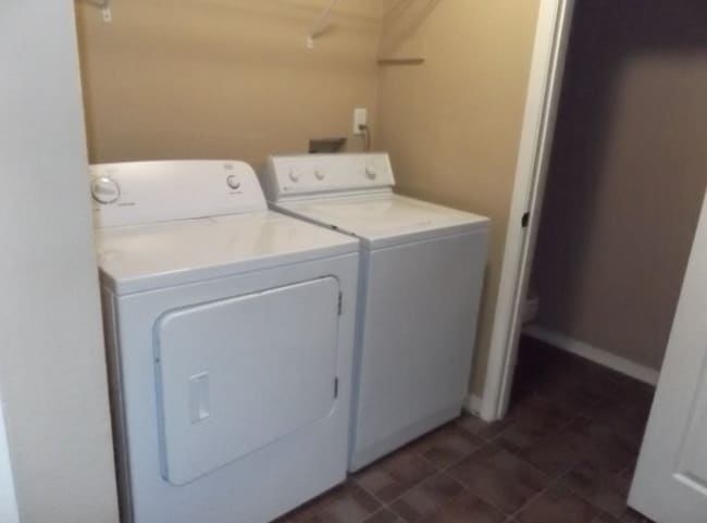 Building Photo - -Bed, 1.5-Bath Duplex in Bellview with Garage, Indoor Laundry, and Private Fenced Backyard