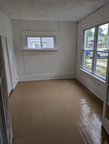 Building Photo - 305 W Harris St