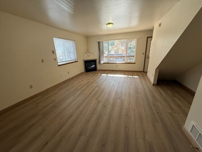 Building Photo - Close to COCC!  Townhouse, 2.5 Bath, W/D Hookups, Gas Fireplace, Water/Sewer Paid, Garage