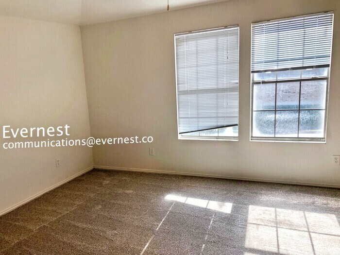 Building Photo - 246 Creek Cove Dr