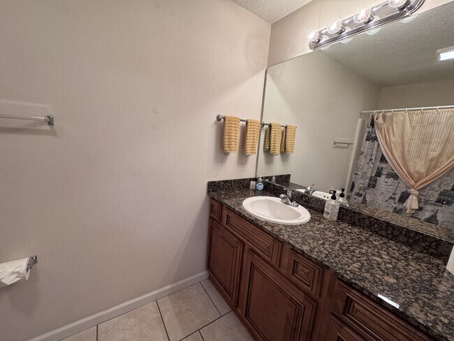 Building Photo - 1100 Century Oaks Dr