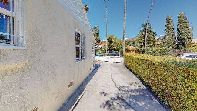 Building Photo - 1107 S Bundy Dr