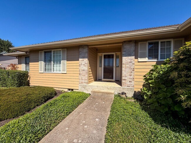 Building Photo - 364 SE Davis Ct