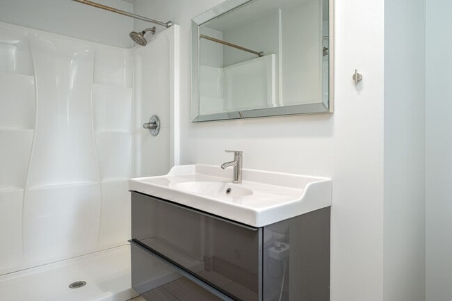 Building Photo - Charming Mid-Century Home in Lake Oswego S...
