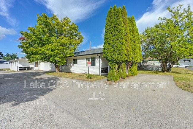 Building Photo - 1421 E Randle Ave