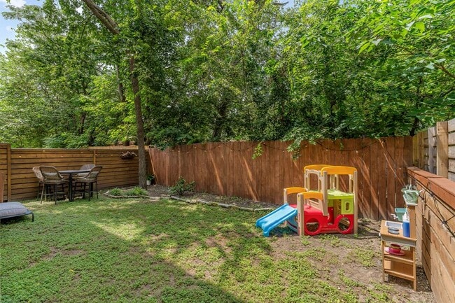Building Photo - 1821 Village Oak Ct