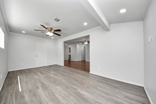 Building Photo - 5003 Enyart St