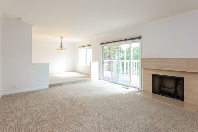 Building Photo - Available! Beautiful 3 Bedroom Townhome In Walnut Creek!