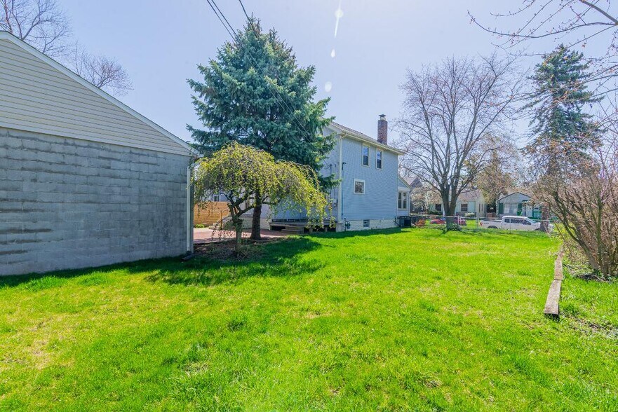 Building Photo - 732 E Mithoff St