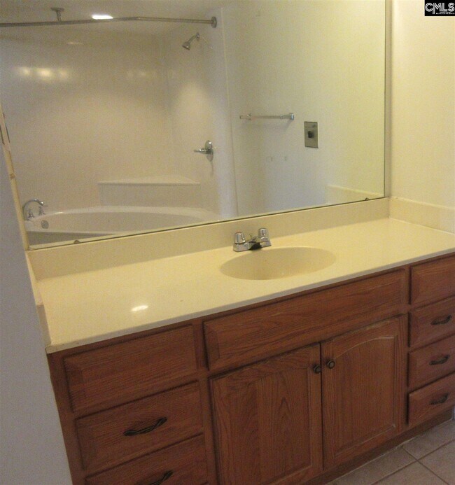 Building Photo - 1600 Park Cir