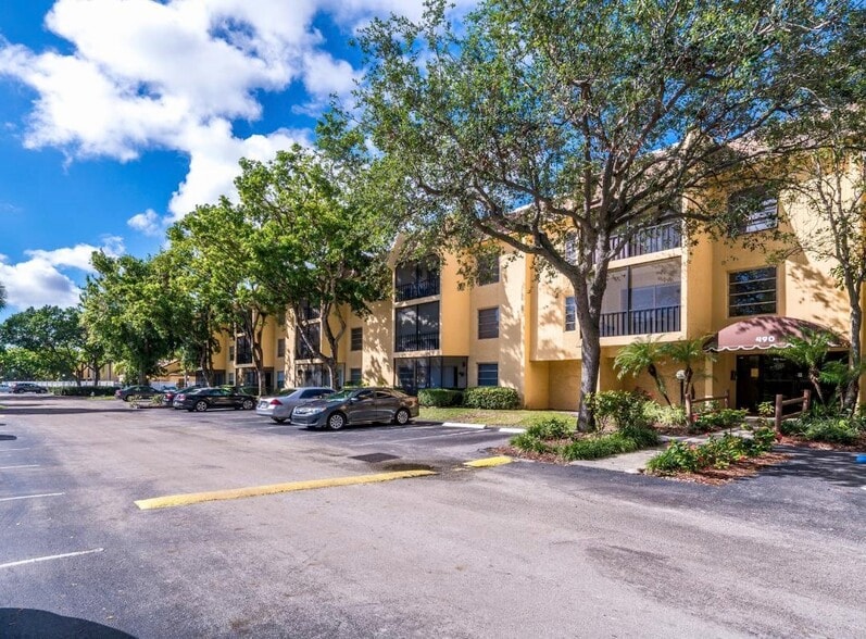 view of outside of building - 460 NW 20th St