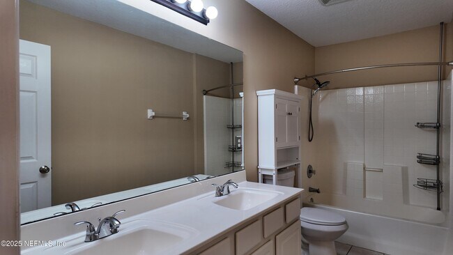 Building Photo - 1060 Beckingham Dr
