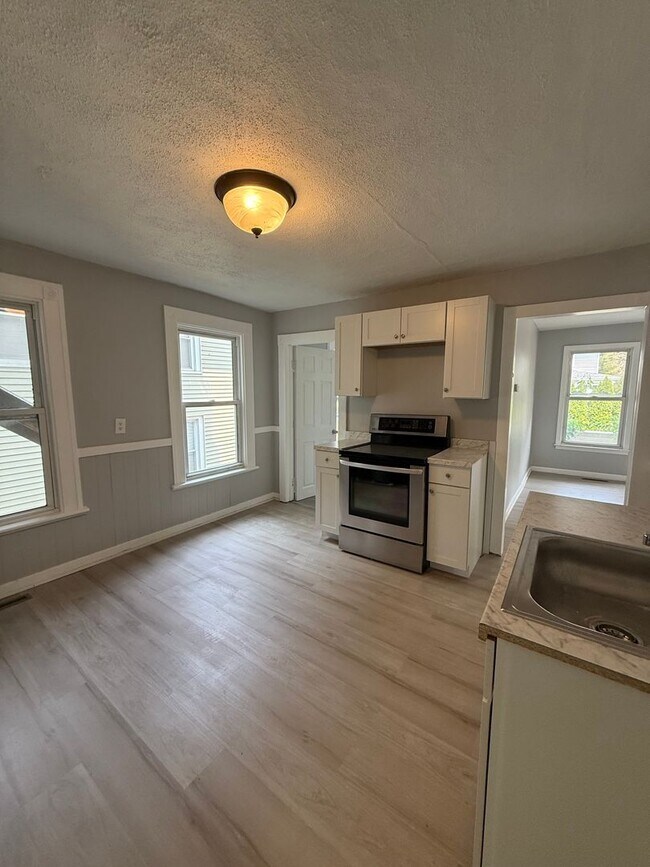 Primary Photo - 166 Foster St