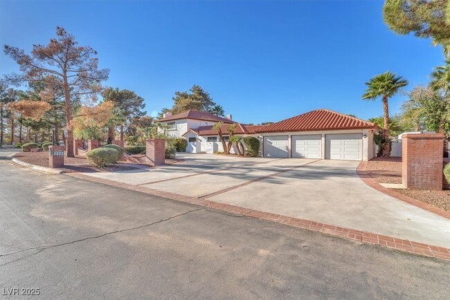 Building Photo - 2868 Vista Del Sol Ave