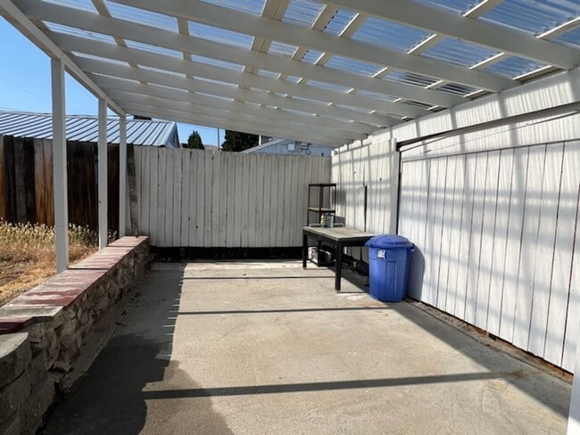 Building Photo - Cute 2 bed/1 bath home with fenced back yard & a/c!