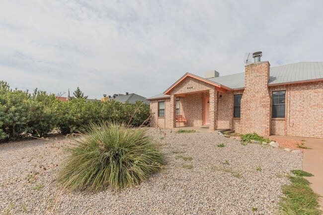 Building Photo - 3 Bedroom 2 Bath Home