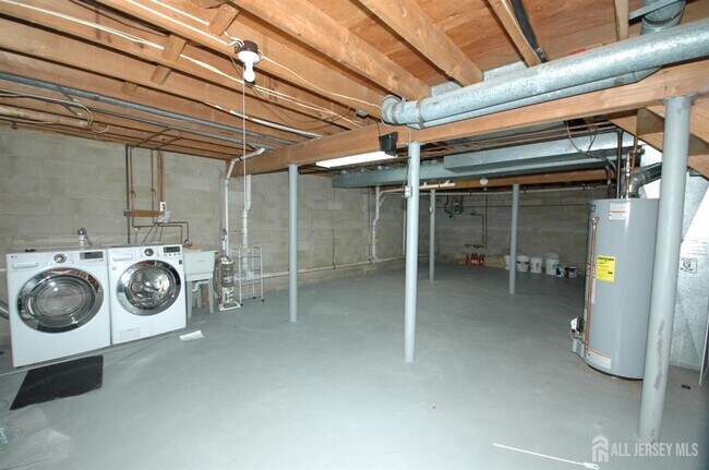 Building Photo - 4 White Oaks Dr