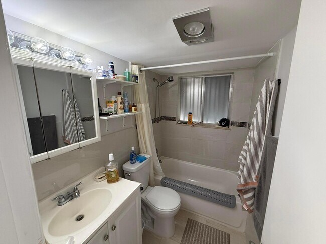 Building Photo - 2004 Lake Osborne Dr